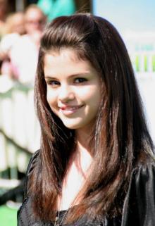 selena gomez hairstyles and how to do them. selena gomez exercising