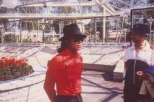 238211_MJJ-is-Yummy-michael-jackson-12176692-604-402.jpg