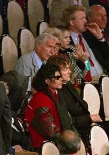 251046_mj_watches_fight_1989.jpg